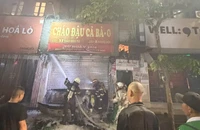 Cứu 4 người bị mắc kẹt trong vụ cháy quán cháo ở Hà Nội