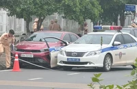 Video: Tài xế vi phạm nồng độ cồn, chạy quá tốc độ, tông gãy cửa xe CSGT 