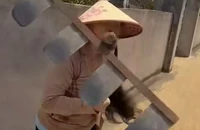 Công an xác minh clip người phụ nữ dùng cào phơi lúa ngăn xe tải