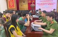 Bắt giữ 187 người lừa đảo 'kỳ nghỉ', tạm giữ 7 ô tô, 10 sổ đỏ, nhiều tiền và sổ tiết kiệm