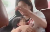 CSGT dùng xe chuyên dụng đưa bé gái bị đứt lìa ngón tay đi cấp cứu