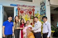 Tết ấm áp của 2 mẹ con phải “thế” căn cước vì nợ học phí