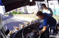 Người đàn ông nhảy lên xe khách, rút chìa khóa rồi bỏ đi: Coi chừng bị tội gây rối trật tự công cộng
