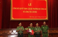 Các đồng chí trong Ban Giám đốc Công an tỉnh tặng hoa chúc mừng đồng chí Thượng tá Lâm Phước Nguyên (Người thứ 2 từ trái sang phải)- ảnh B.P