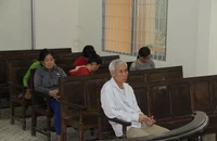 Bé gái bán vé số bị lão hàng xóm xâm hại đến có thai