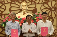 Bí thư Tỉnh ủy Đồng Tháp Lê Minh Hoan và 2 cán bộ chủ chốt sau khi nhận quyết định điều động - ảnh dongthap.gov.vn
