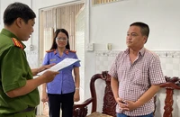 Tống đạt quyết định khởi tố vụ án, khởi tố bị can, lệnh bắt bị can để tạm giam đối với Nguyễn Sỹ Hùng.Ảnh: CHÂU ANH