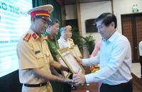 Chủ tịch UBND TP.HCM Nguyễn Thành Phong tặng bằng khen cho các tập thể, cá nhân có thành tích xuất sắc. Ảnh: LÊ THOA