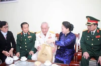 Chủ tịch Quốc hội thăm lão thành cách mạng tại quận Hải Châu, TP Đà Nẵng. Ảnh: VGP/MINH TRANG