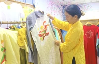 Vẽ lên áo dài hình ảnh “dế mèn phiêu lưu ký” và “hoàng tử bé”