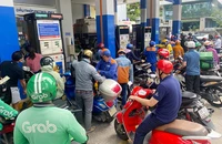 Người dân chờ đổ xăng tại một cửa hàng xăng dầu ở quận 3, TP.HCM vào trưa 11-10. Ảnh: HOÀNG GIANG