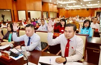 Đại biểu HĐND TP.HCM khóa X biểu quyết thông qua các nghị quyết. Ảnh: NGUYỆT NHI