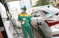 Liên bộ Tài chính - Công Thươngcầntính toán xác định một khung hoa hồng cho các doanh nghiệp bán lẻ xăng dầu. Ảnh: HOÀNG GIANG