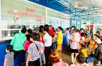 Những ngày qua, BV Nhi đồng 1, TP.HCM có rất đông người đến khám bệnh hô hấp cho con. Ảnh: THẢO PHƯƠNG