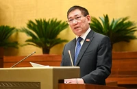 Bộ trưởng Bộ Tài chính Hồ Đức Phớc trình bày các vấn đề về tài chính - ngân sách nhà nước, tiền lương, trợ cấp… trước Quốc hội chiều 20-10. Ảnh: ĐP