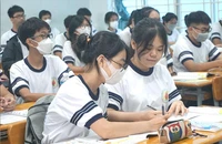 Các trường tạo điều kiện cho học sinh được chuyển tổ hợp môn nếu thấy không phù hợp. Trong ảnh: Học sinh lớp 10 Trường THPT Nguyễn Hữu Cầu, huyện Hóc Môn, TP.HCM trong một tiết học. Ảnh: NGUYỄN QUYÊN