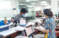 Người dân đến cơ quan BHXH TP.HCM làm thủ tục liên quan đến BHXH. Ảnh: NGUYỄN HIỀN