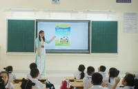 Giáo viên Trường Tiểu học Lương Thế Vinh, quận Bình Tân sử dụng bảng tương tác thông minh trong dạy học. Ảnh: NGUYỄN QUYÊN