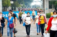 Công nhân trong Khu công nghiệp Bình Tân giờ tan ca. Ảnh: NGUYỆT NHI