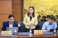 Các đại biểu Quốc hội đoàn TP Hà Nội tại một phiên thảo luận tổ về dự án Luật Đất đai (sửa đổi) ngày 3-11. Ảnh: Quochoi.vn