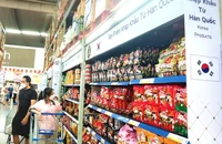 Giá cả hàng hóa trên thị trường đang chịu áp lực trước việc đồng USD liên tục tăng giá. Ảnh: TÚ UYÊN