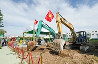 Lễ khởi công dự án nhà ở xã hội theo mô hình của Singapore và phối cảnh dự án khi hoàn thành. Ảnh: KIÊN CƯỜNG