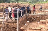 Hàng ngàn hiện vật đã được tìm thấy khi khai quật. Ảnh: VIẾT THỊNH