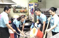 BS Lê Thanh Nga (thứ hai từ trái sang) cùng bạn bè tất bật nấu cơm, cháo phát miễn phí cho bệnh nhân từ mờ sáng. Ảnh: TRẦN MINH