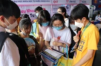 Tư vấn tuyển sinh đại học cho học sinh tại một ngày hội hướng nghiệp ở TP.HCM. Ảnh: CTV
