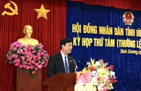 Ông Võ Văn Minh, Chủ tịch UBND tỉnh Bình Dương, báo cáo tại kỳ họp. Ảnh: LÊ ÁNH
