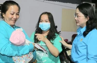 Bà Nguyễn Kim Loan, Chủ tịch LĐLĐ tỉnh Bình Dương, thăm hỏi và tặng quà cho công nhân gặp khó khăn. Ảnh: LÊ ÁNH