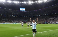 Không chỉ bóng đá Argentina mà cả thế giới sẽ nhớ anh, nhớ chàng cầu thủ nhỏ người nhưng có cái chân trái ma thuật mang hình bóng của “cậu bé vàng” Maradona. Ảnh: GETTY IMAGES