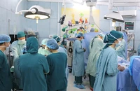 Ca ghép thận từ người hiến chết não không cùng huyết thống cho một bệnh nhi vào tháng 8-2022. Ảnh: SYT