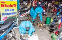 Nhóm của anh Phước sửa xe cho người dân chạy khỏi tâm dịch. Ảnh: NVCC