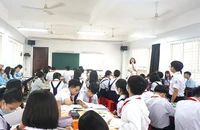 Sinh viên ngành lịch sử - địa lý Trường ĐH Sư phạm TP.HCM dự giờ môn lịch sử và địa lý của học sinh Trường THPT chuyên Trần Đại Nghĩa (quận 1).Ảnh: NGUYỄN QUYÊN
