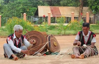 Già Rơ Châm Hyai, làng Mít Jép, xã Ia O (phải), đan áo cho chiêng. Ảnh: TD