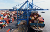 Các doanh nghiệp xuất nhập khẩu cần tính toán và kết hợp nhiều biện pháp để làm chủ cuộc chơi, thu lợi từ tỉ giá. Ảnh minh họa: PHƯƠNG MINH