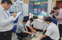 Sản phẩm robot cứu hộ của học sinh Trường THPT chuyên Lê Hồng Phong gây chú ý. Ảnh: NGUYỄN QUYÊN
