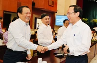 Bí thư Thành ủy TP.HCM Nguyễn Văn Nên trao đổi với các đại biểu tại hội nghị. Ảnh: HOÀNG GIANG