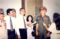 Đại tá Bùi Văn Tùng (mặc quân phục) cùng nguyên Chủ tịch nước Trương Tấn Sang (thứ hai từ trái sang) khi này còn là bí thư Thành ủy TP.HCM trả lời phỏng vấn báo chí. (Ảnh do gia đình cung cấp)