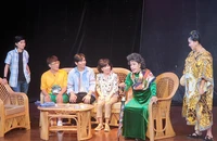 NSƯT Ngọc Trinh, Quang Thảo, Hòa Hiệp… trong vở Bất ngờ chưa bà già? Ảnh: VĂN HÀ