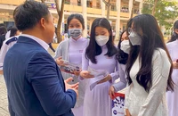 Thí sinh tìm hiểu và trao đổi với đại diện Trường ĐH Ngân hàng TP.HCM về thông tin tuyển sinh năm 2023. Ảnh: ANH VŨ