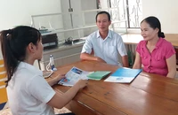 Nhân viên BHXH Việt Nam tuyên truyền người dân tham gia BHXH tự nguyện. Ảnh: V.LONG
