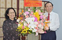 Bí thư Thành ủy TP.HCM Nguyễn Văn Nên tặng hoa chúc mừng GS-BS Nguyễn Thị Ngọc Phượng. Ảnh: Thanhuytphcm.vn