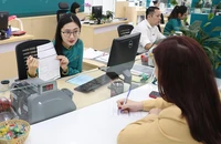 Nhiều ngân hàng giảm lãi suất huy động 0,2%-0,5% để có thêm dư địa giảm lãi suất cho vay. Ảnh: TL