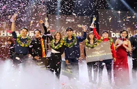 Các thành viên nhận giải Fair Play trong đêm gala khép lại hành trình 10 năm Fair Play. Ảnh: HOÀNG GIANG
