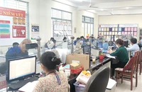 Cán bộ phường ở TP.HCM đang giải quyết thủ tục hành chính cho người dân. Ảnh: NGUYỄN HIỀN