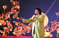 Nghệ sĩ nhân dân Minh Vương tỏ lòng biết ơn người hiến thận qua ca từ bài cải lương. Ảnh: THẢO PHƯƠNG