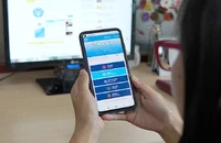 Người tham gia BHXH sử dụng ứng dụng VssID để xem quá trình tham gia BHXH. Ảnh: NGUYỄN HIỀN