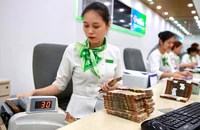 Nhiều ngân hàng đã giảm lãi suất huy động từ ngày 16-3. Ảnh: NGUYỆT NHI